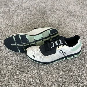 On Cloudflash Running Shoes